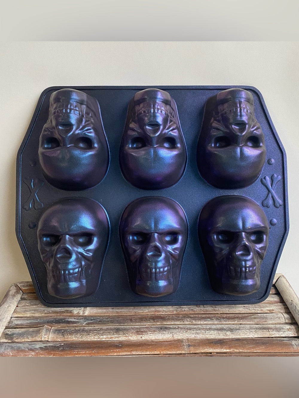 Halloween Bundt cake pan 6 skulls Way to Celebrate aluminum cast pan spooky